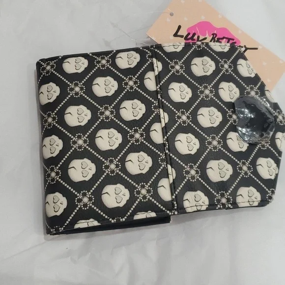 Betsey Johnson black white skull print heart shaped‎ closure lock trifold wallet - Picture 4 of 12